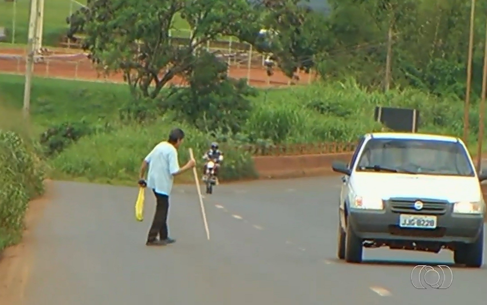Carreta danifica passarela e pedestres se arriscam para atravessar a BR-060