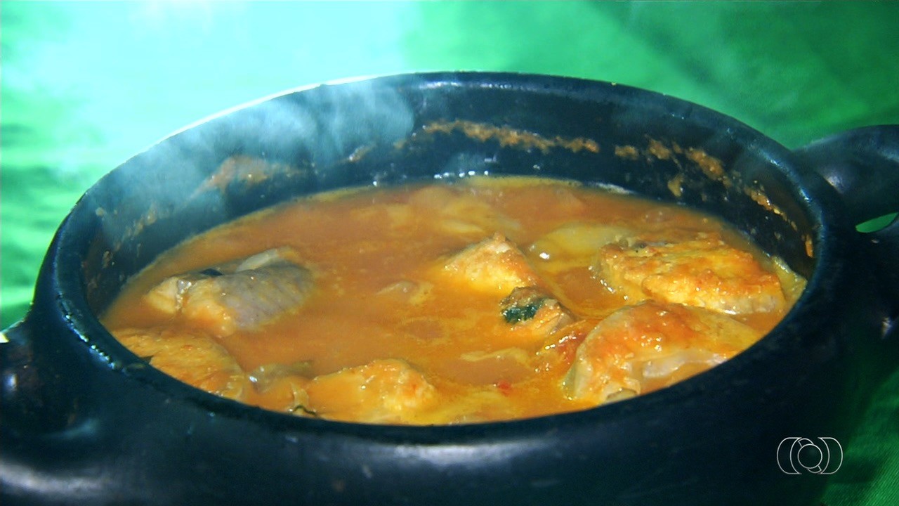 Dona de bar em Goiânia ensina a receita de Moqueca de Surubim