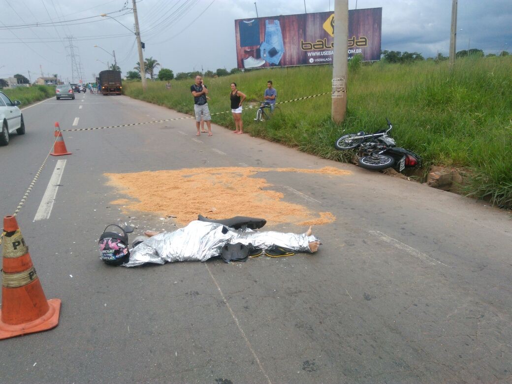 Jovem inabilitado cai de moto e morre ao ser atropelado por carreta em GO