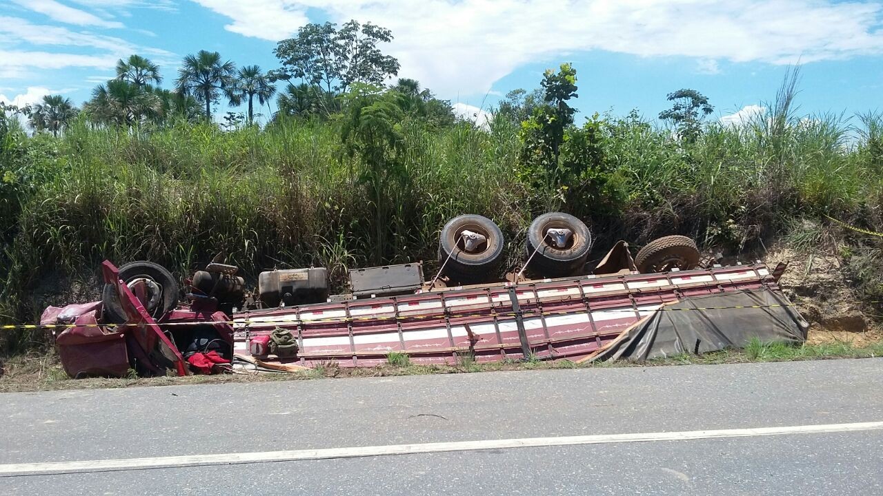 Mãe e filho morrem após caminhão sair da pista e capotar na BR-414