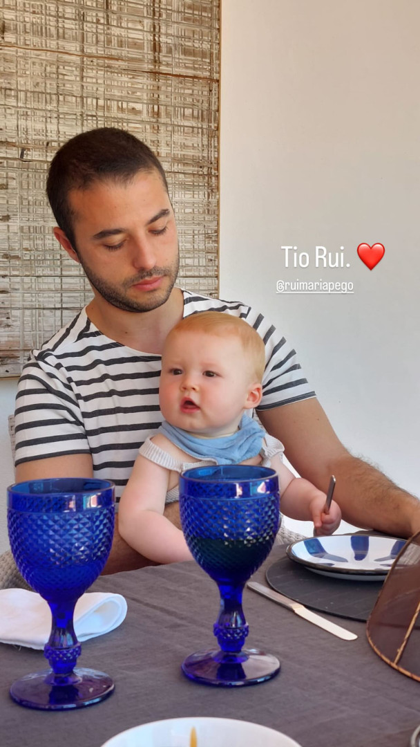 Maria Botelho Moniz mostra filho ao colo do “tio” Rui Maria Pêgo