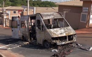 Van de transporte escolar pega fogo, e crianças saem ilesas; veja vídeo