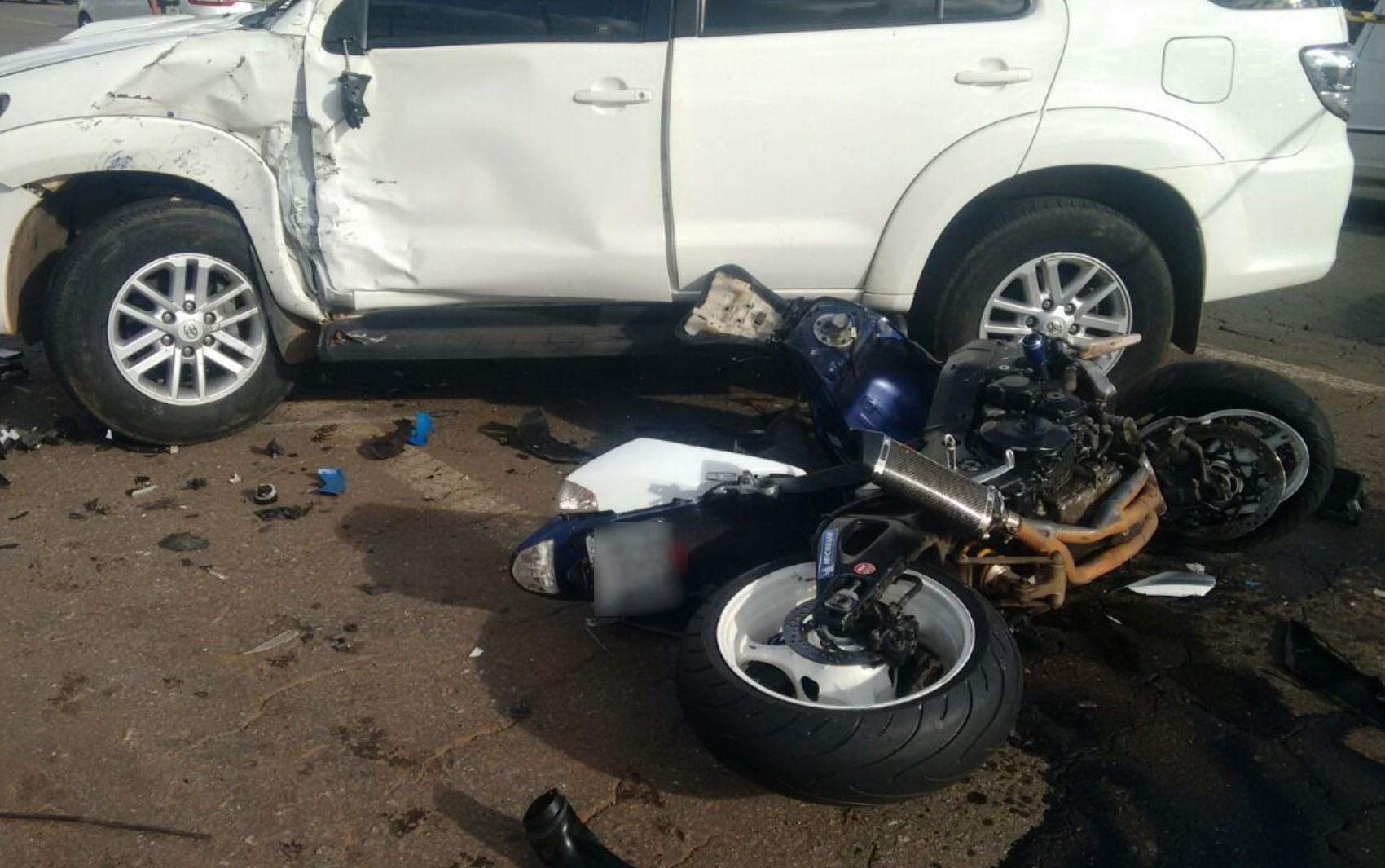 Vídeo mostra acidente entre moto e caminhonete que matou piloto em GO