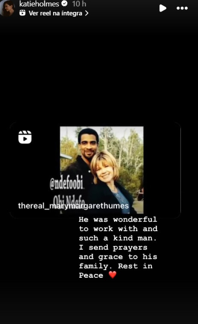 Katie Holmes presta tributo a falecido colega. “Um homem tão gentil”