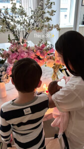 Lea Michele mostra filha recém-nascida nas comemorações de aniversário