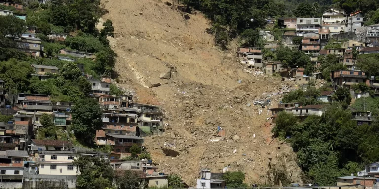 Crescimento urbano em áreas suscetíveis a deslizamentos avança 3,3% ao ano