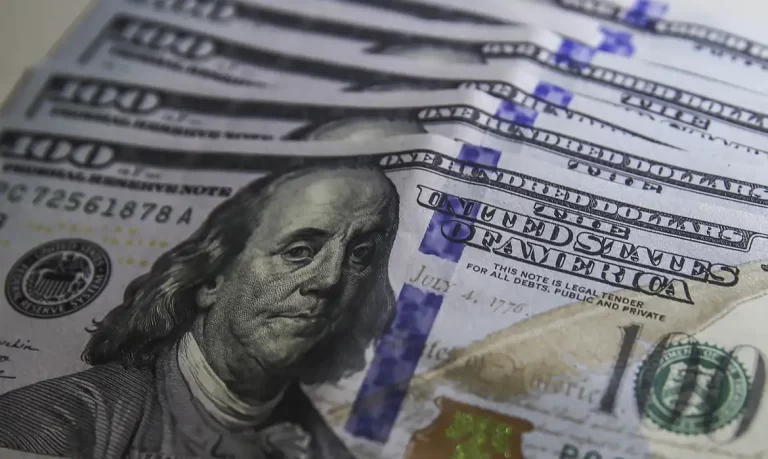 Dólar tem novo recorde histórico e fecha a R$ 5,98