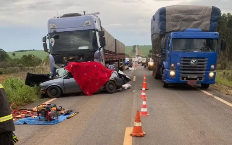 Acidente entre carro e caminhão mata 5 pessoas da mesma família na GO-346