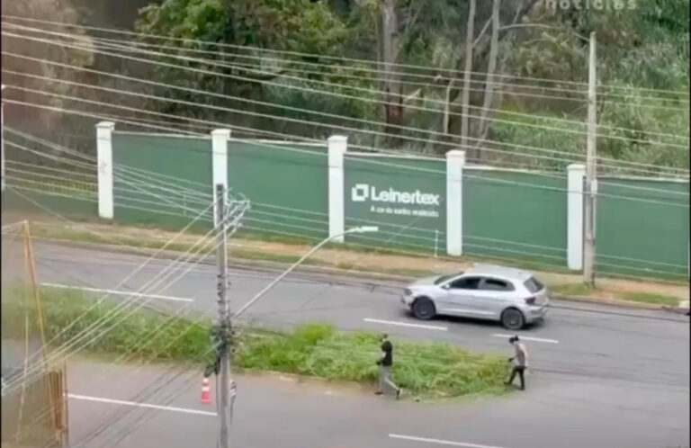 Cansados de esperar pela prefeitura, moradores fazem roçagem de mato por conta própria em Goiânia