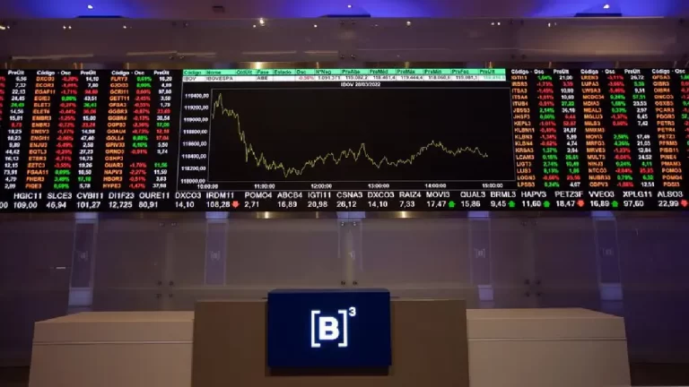 Ibovespa fecha última sessão acima dos 124 mil pontos