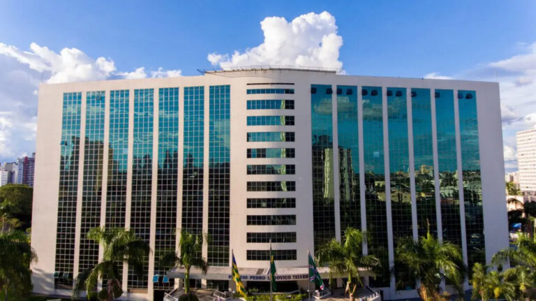 Governo de Goiás abre processo seletivo com salários de até R$ 9 mil