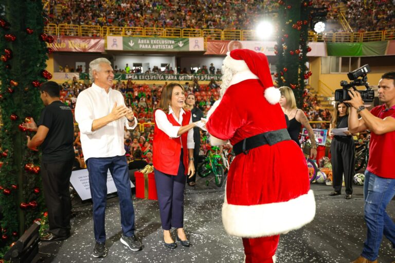 Caiado e Gracinha entregam mais de 20 mil brinquedos em mega festa no Goiânia Arena