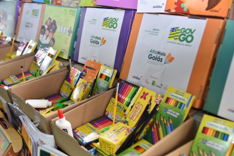 Prefeito de Aparecida participa de entrega de kits escolares feita pelo governador e pela secretária estadual de Educação