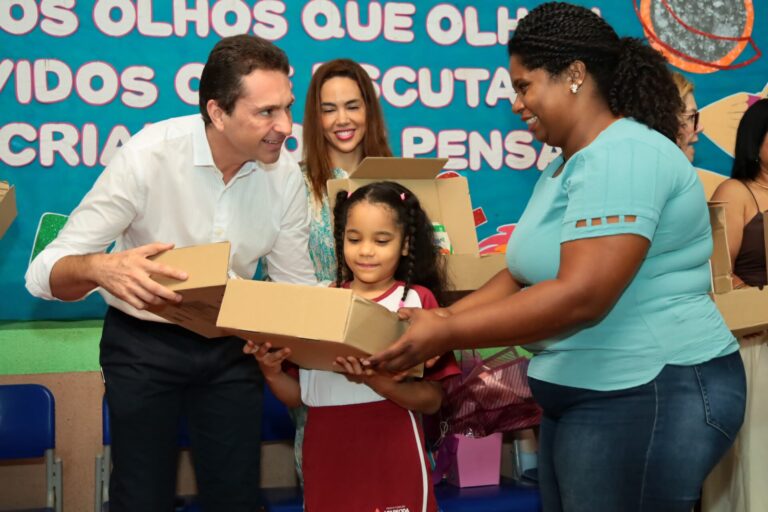 Prefeito de Aparecida  recepciona alunos no primeiro dia de aula  de 2025