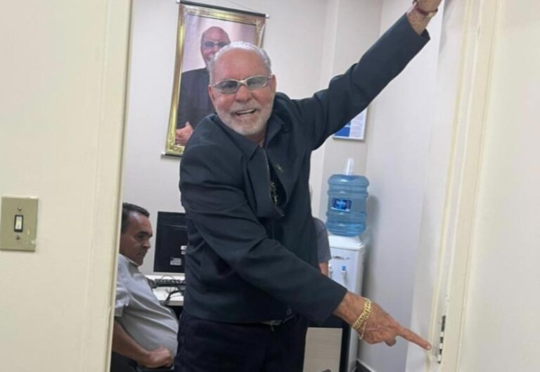 Vereador Tião Peixoto retira porta de seu gabinete na Câmara: “nenhum obstáculo com o povo”