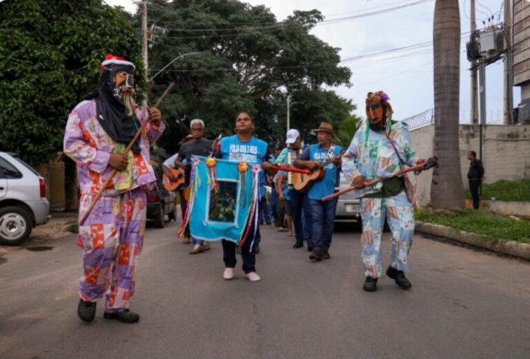 Folia de  Reis :Uma festa que move tradição ,fé  e cultura  em Senador Canedo