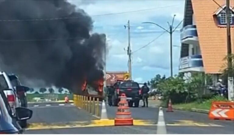 Ônibus que levava 25 passageiros pega fogo em Caldas Novas