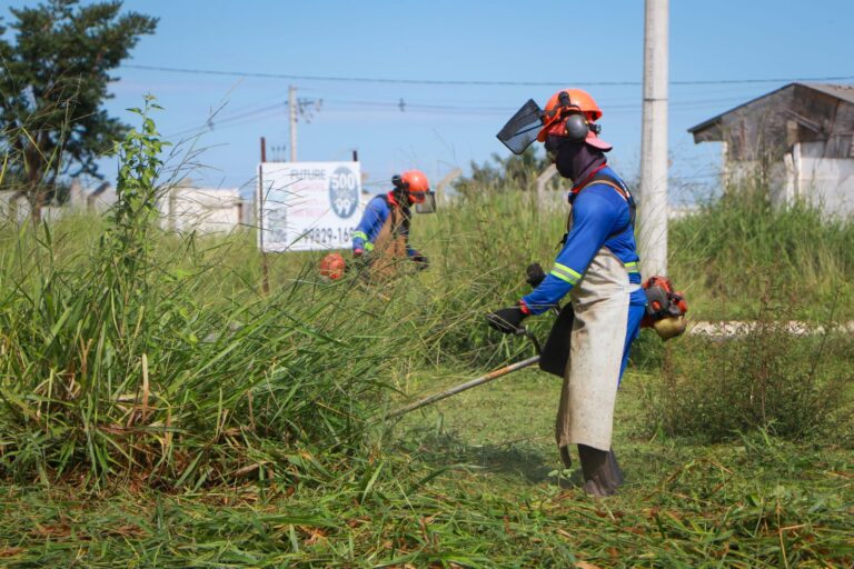 Prefeitura de Senador Canedo, inicia roçagem no Residencial Ecológico Araguaia