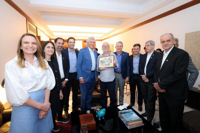 Pellozo visita Cônsul-geral do Brasil em Mumbai ao lado de Caiado