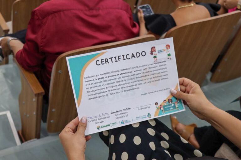 Senador Canedo realiza entrega de  certificados do  programa   Alfamais