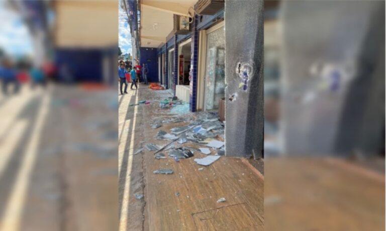 Em surto após morte de cadela ,tutor destrói  pet Shop a marteladas