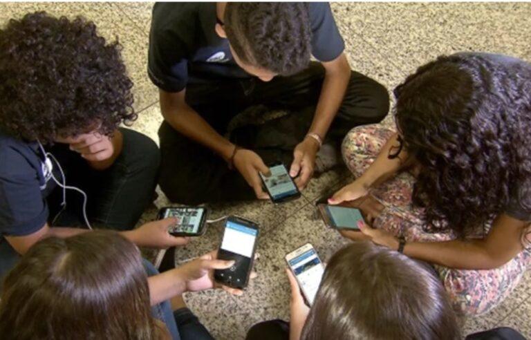 Governo regulamenta  lei que restringe uso de celulares nas escolas
