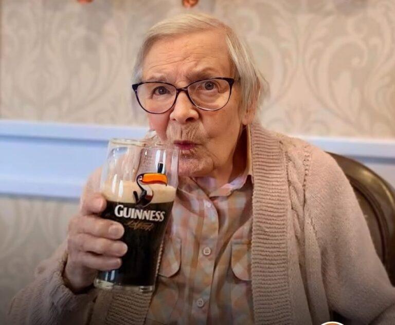 Mulher de 105 anos revela segredo de longevidade: “Beba cerveja e não case”