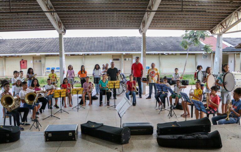 Serão entregues  nesta quinta-feira (20) uniformes e kits para alunos da escola Abdon Ferreira, em Senador canedo