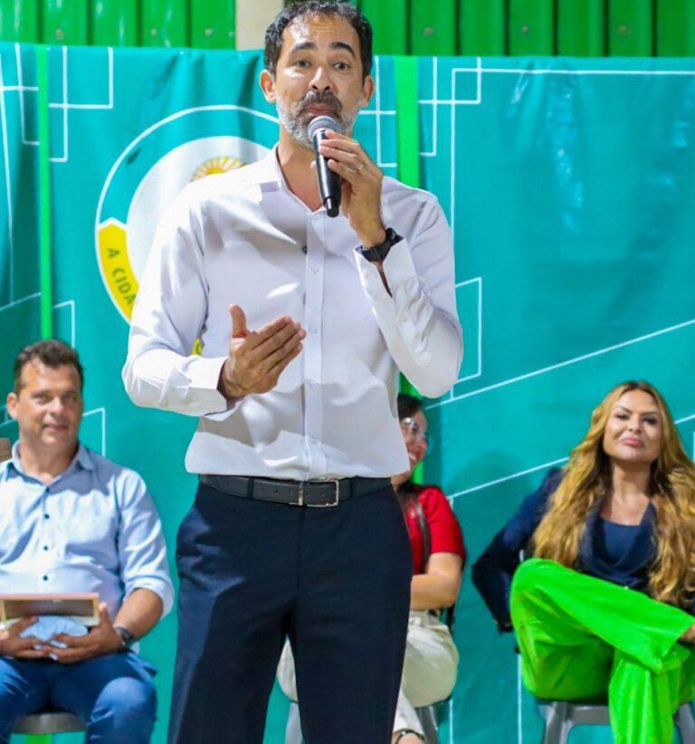 Prefeito de Senador Canedo participa da entrega de uniformes e kits  esportivos, ao alunos da escola Abdon Ferreira