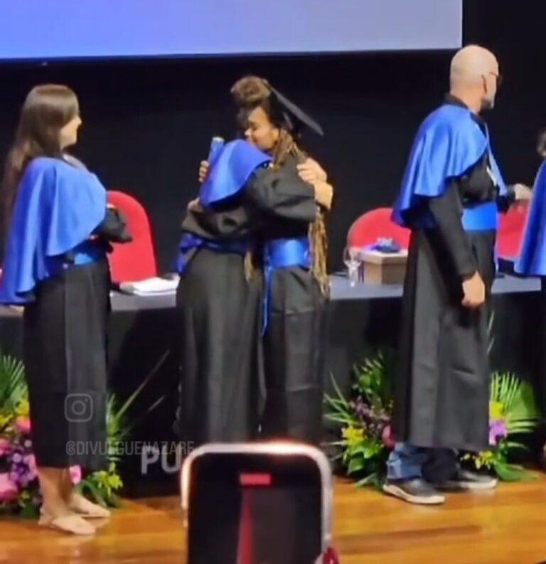 Jovem ignorada em colação de grau sobe ao palco e anuncia próprio  nome