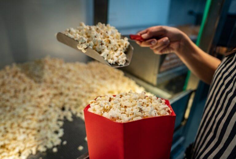 Cinema em Goiânia faz promoção de 10 litros de pipoca por R$ 19,00