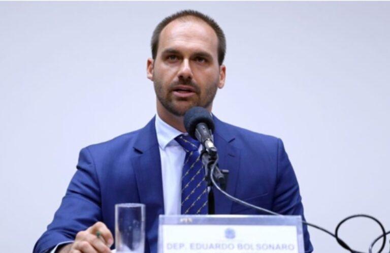 Eduardo Bolsonaro pede licença do cargo de deputado para viver nos EUA