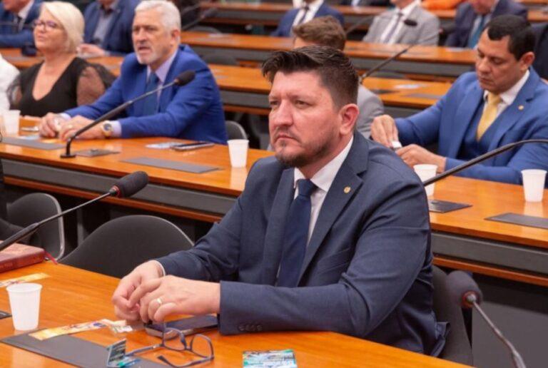 Deputado propõe que familiares possam dar aulas de direção para adolescentes no processo para tirar a CNH