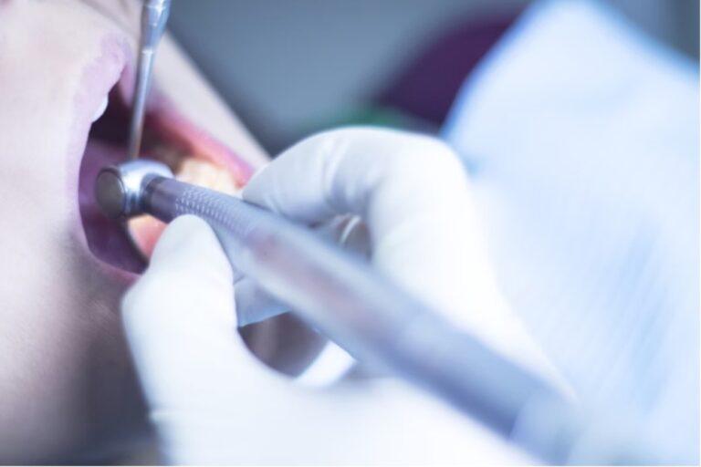 Dentista é preso por passar mão na bunda e cheirar mulheres: “Boazuda”