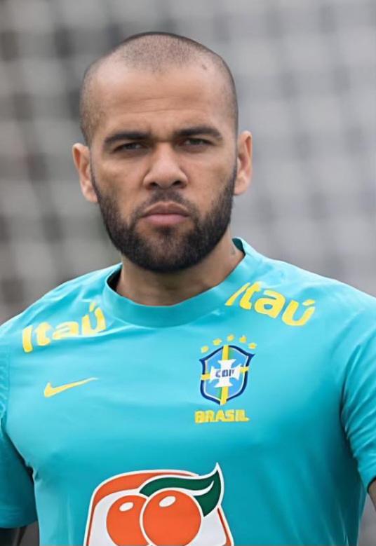 Daniel Alves é absolvido  da acusação de estupro  pela justiça da Espanha