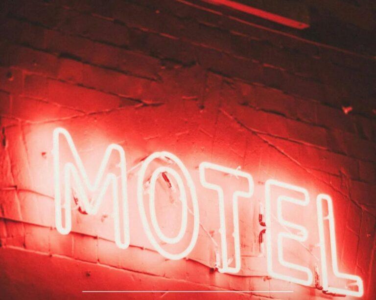 Homem passa 14 horas em motel com garota de programa, diz que não pode pagar a conta e Polícia é chamada