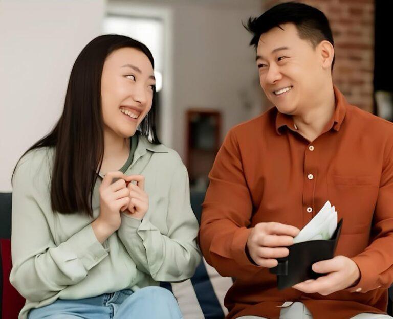 No Japão, 75% dos homens dão todo seu salário às  esposas e recebem apenas uma mesada