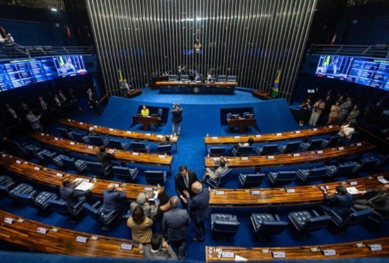 CDH do Senado aprova porte de arma para mulheres sob medida protetiva