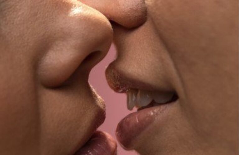 Os riscos e os benefícios de beijar na boca, segundo especialistas