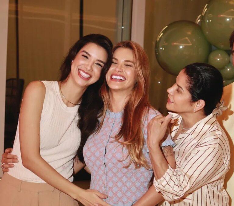 Andressa suíte levanta rumores de uma terceira gravidez  ao postar foto com  as mãos em sua barriga