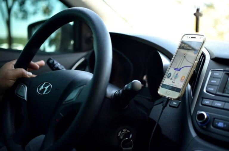 “Não aceito casal desses”: Uber é condenada por homofobia de motorista
