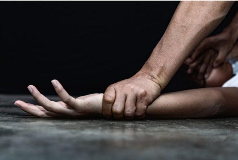 Sudoeste: mulher leva soco do marido e desmaia no meio da rua