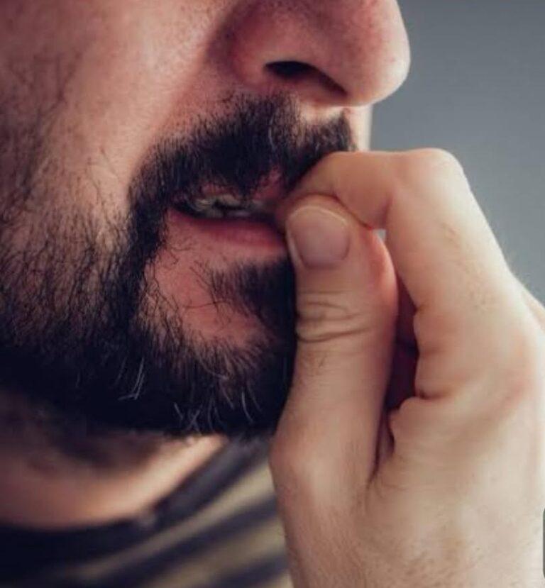 Jovem tem AVC  após contrair bactéria ao roer unhas