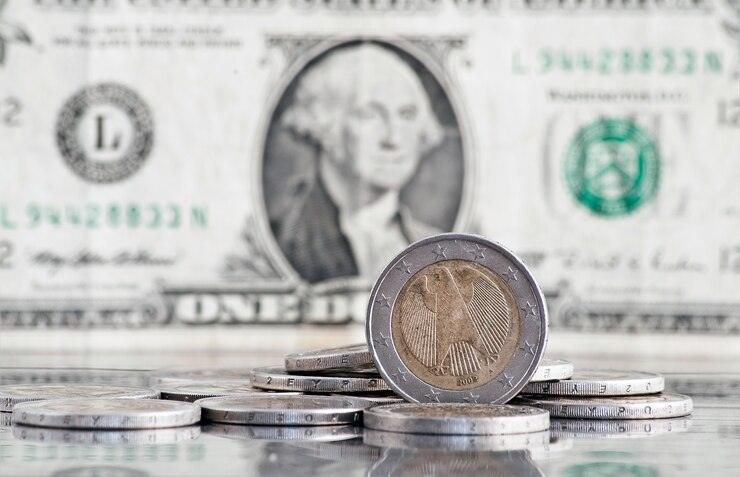 Após queda, dólar volta a fechar em alta, cotado a R$ 5,63