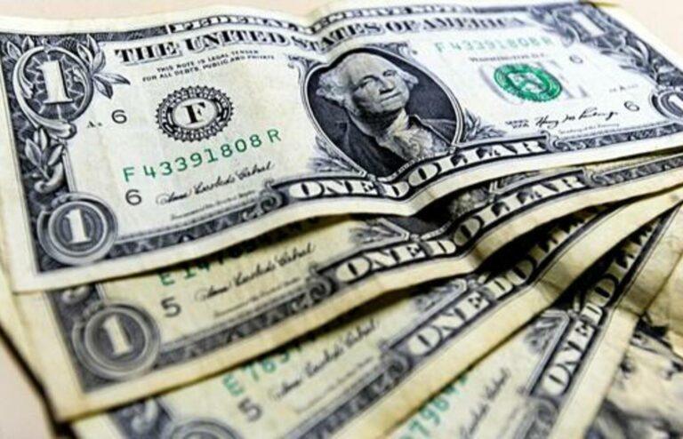 Dólar fecha última sessão em queda e vai a menor patamar em 7 meses