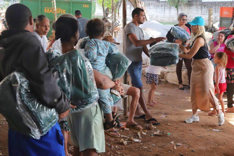 Com a chegada do frio prefeitura de Aparecida  faz entrega de cobertores da campanha Aquecendo Vidas