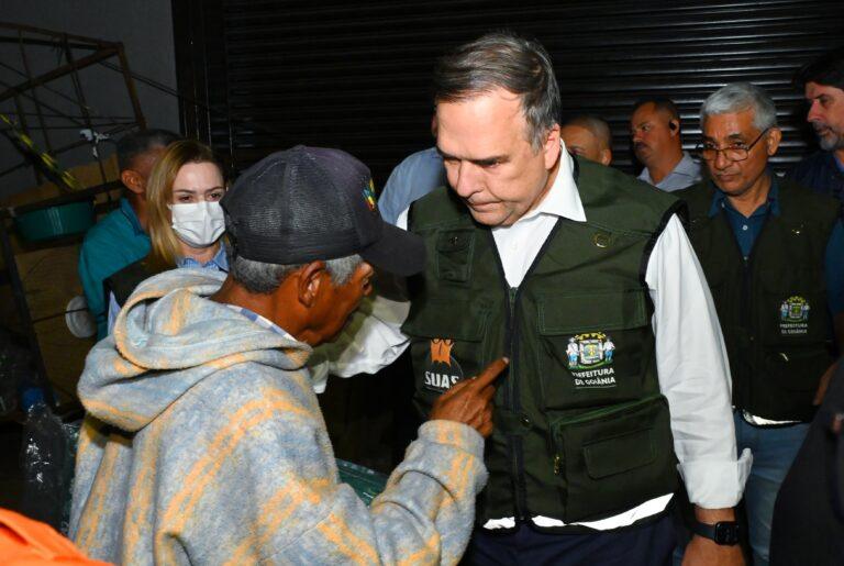 Prefeito Sandro Mabel faz entrega de cobertores a pessoas em situação de rua  em  Goiânia
