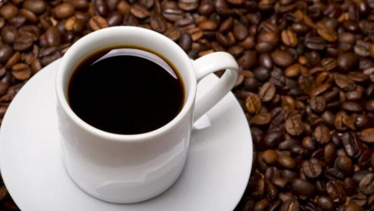 Beber café reduz risco de quedas na velhice, diz estudo