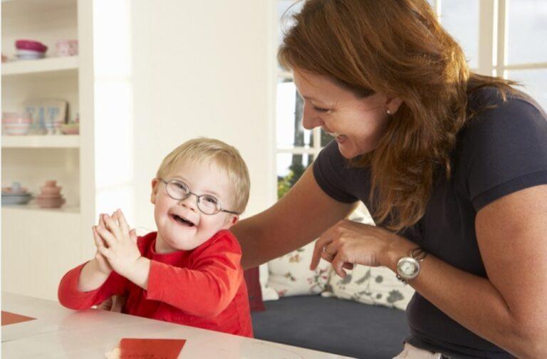 Senado  aprova redução de jornada para responsáveis por pessoas com autismo e síndrome de Down