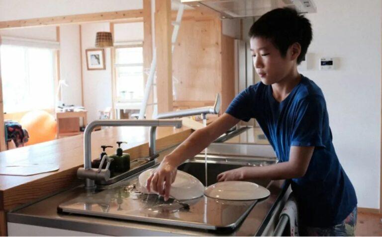 Estudo indicam que pessoas que realizavam tarefas domésticas na infância  tendem a ter maior  sucesso na vida adulta